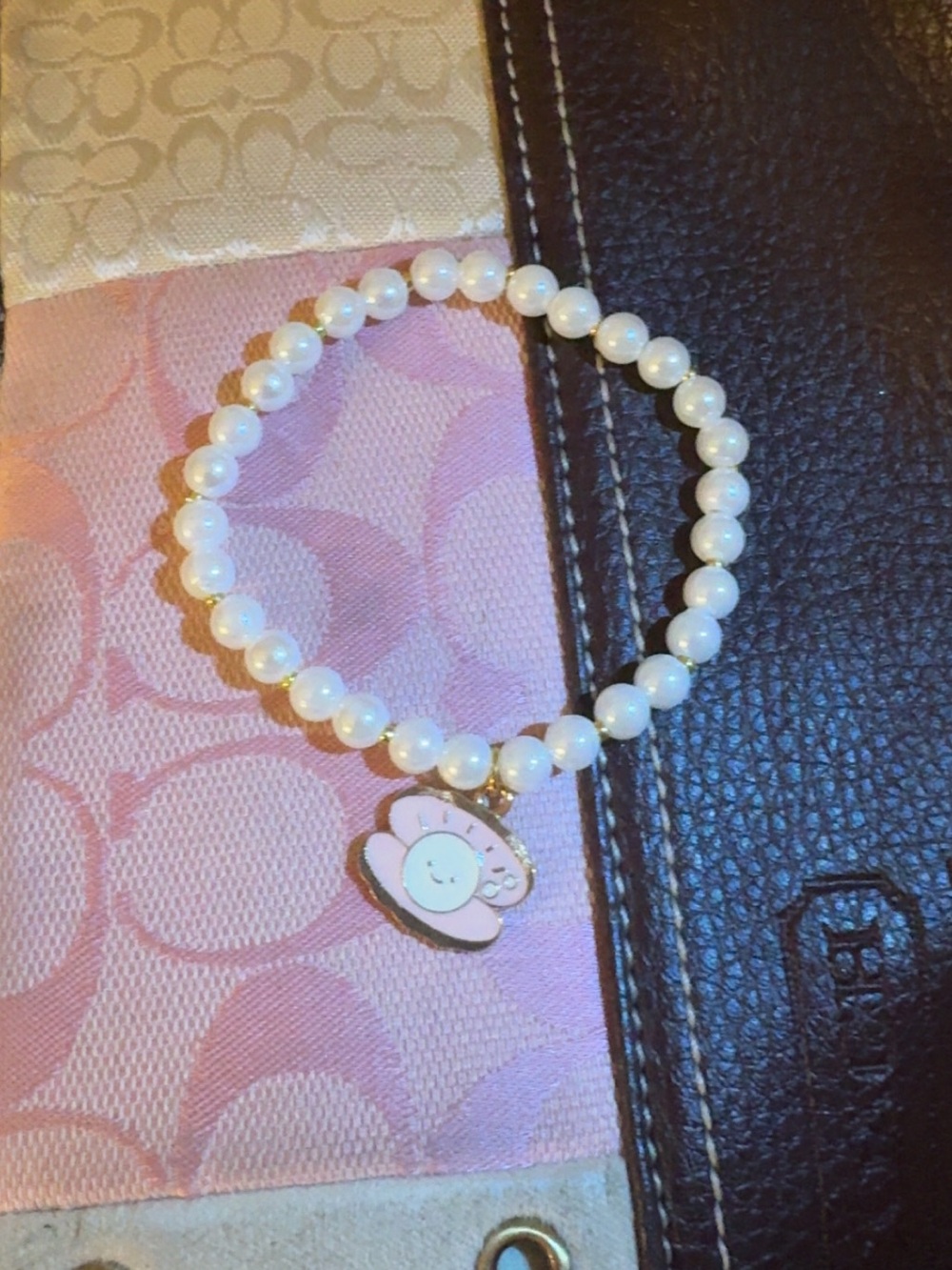 Pearl Beaded Bracelet with a gold & pink clam charm 🤍